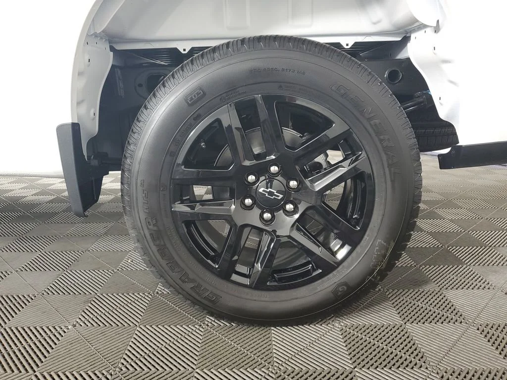 New 2026 Summit White Chevrolet Custom image 28
