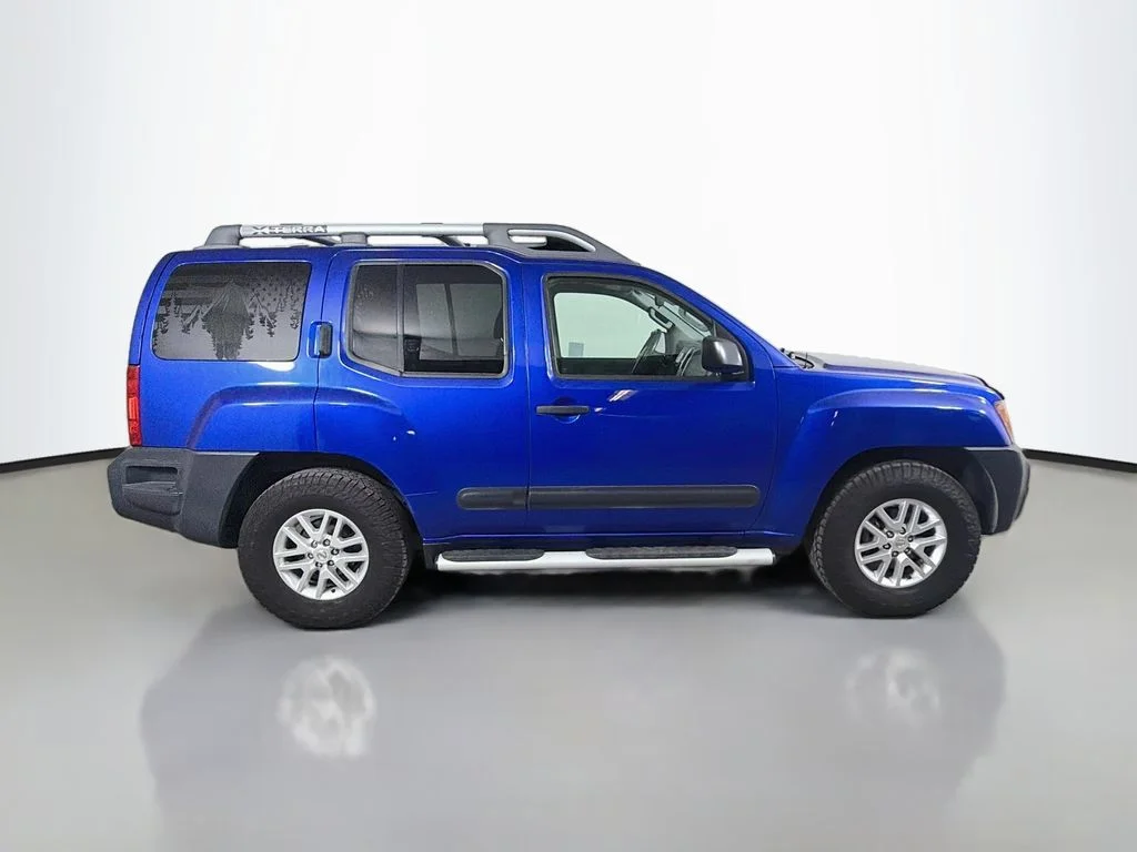 Used 2015 Blue Nissan S image 5