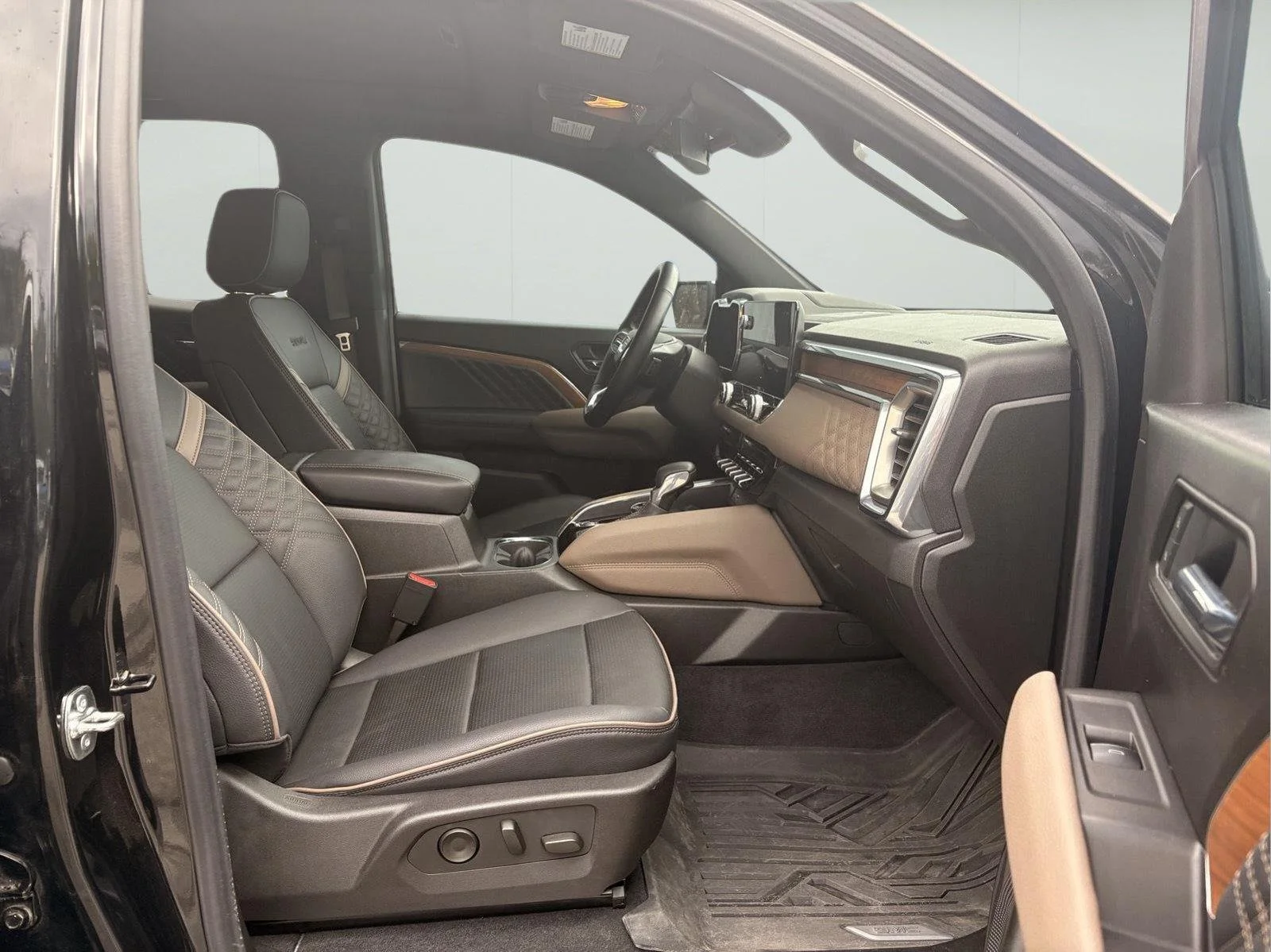 Used 2025 Onyx Black GMC Denali image 14