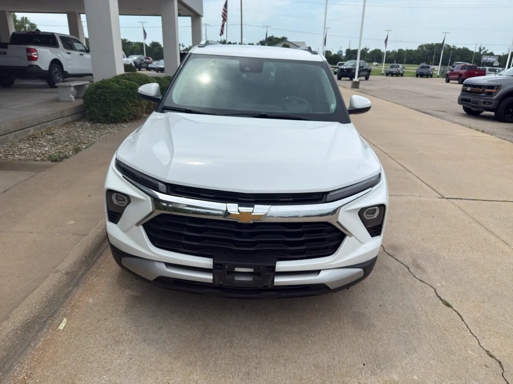 Used 2025 Summit White Chevrolet LT image 2