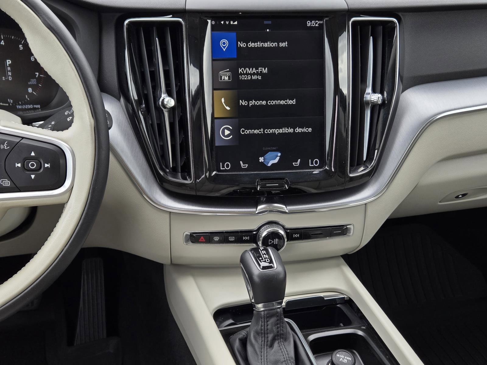 Used 2020 Crystal White Volvo Momentum image 35