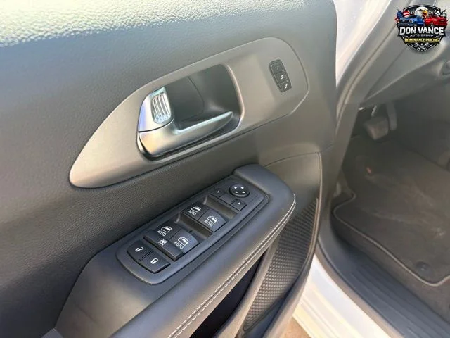 2026 Chrysler Pacifica Select - Photo 10