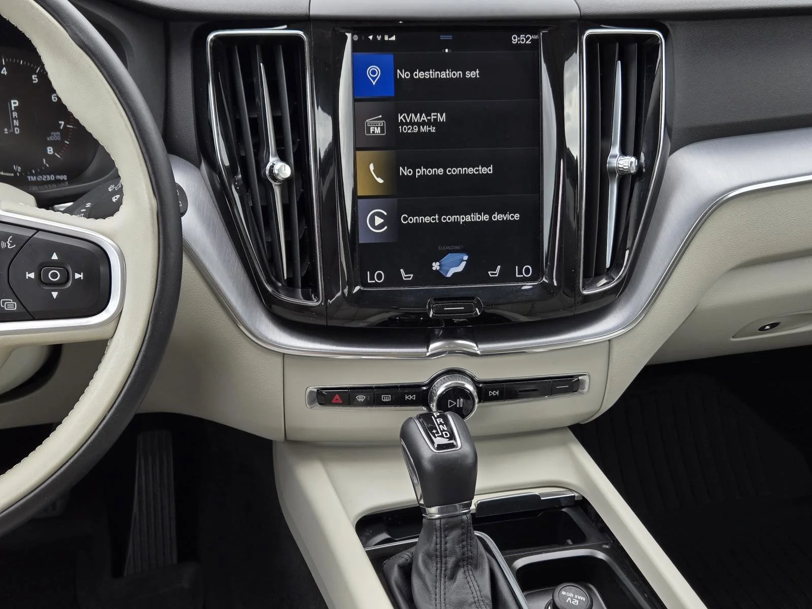Used 2020 Crystal White Volvo Momentum image 35