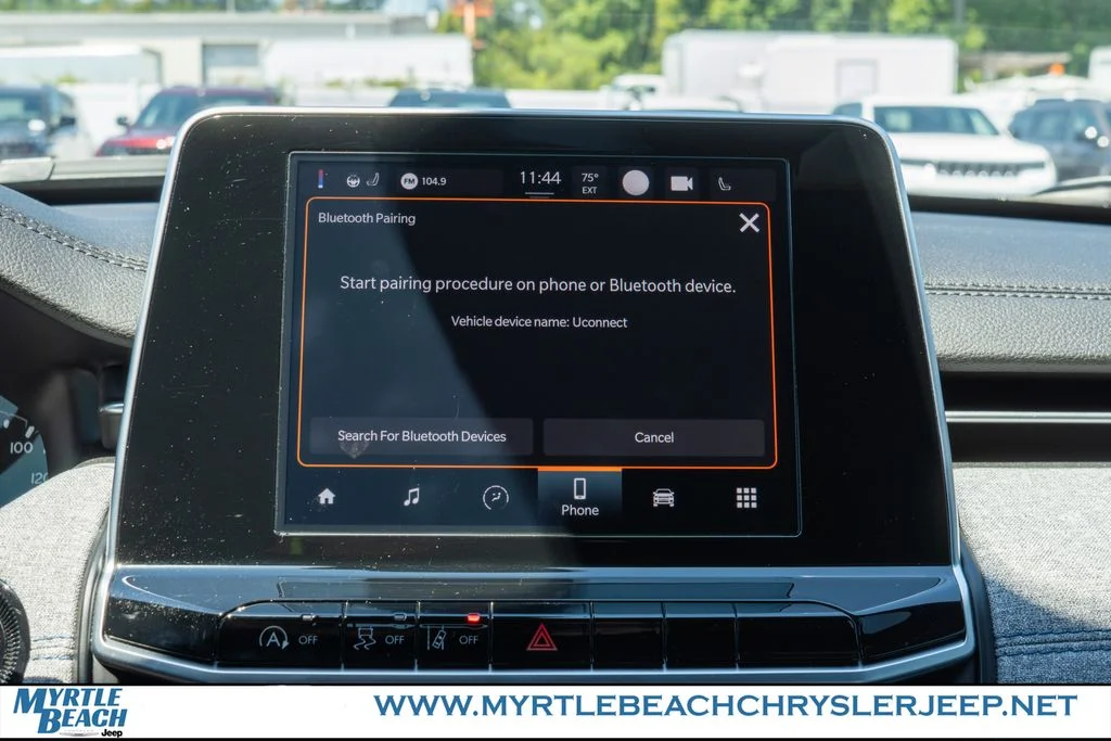 Used 2025 Diamond Black Crystal Pearlcoat Jeep Latitude image 19