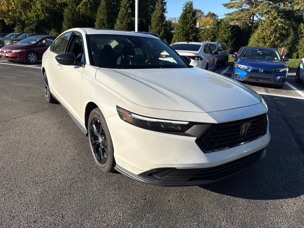 Certified Used 2025 Platinum White Pearl Honda SE image 5