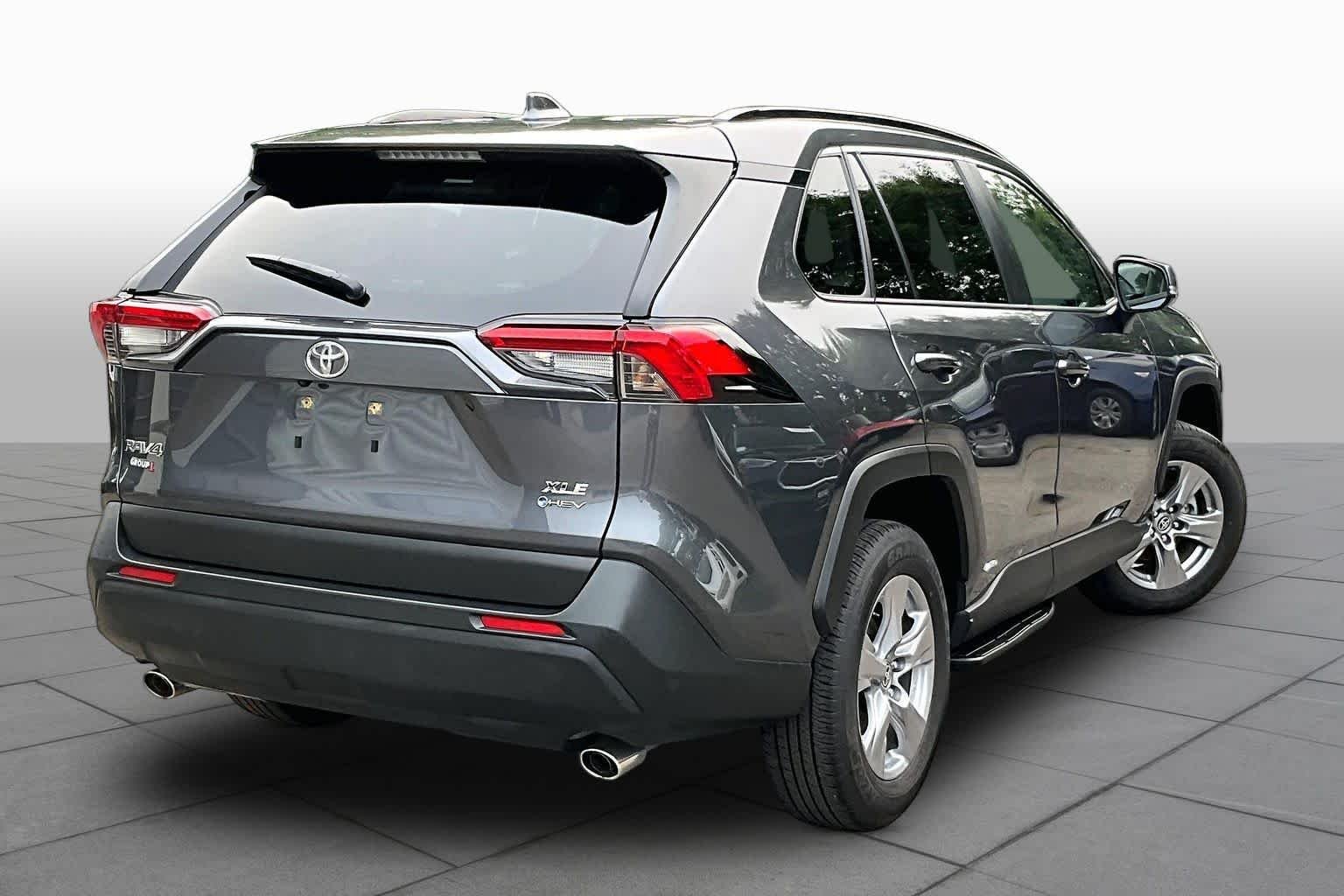 2025 Toyota RAV4 XLE - Photo 13