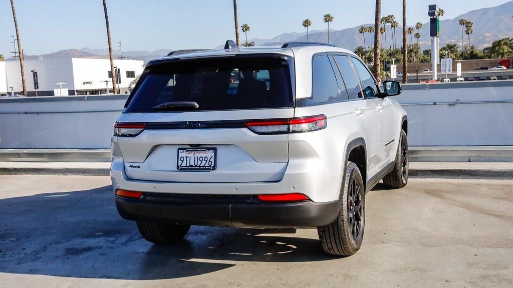 Used 2025 Silver Jeep Altitude image 9