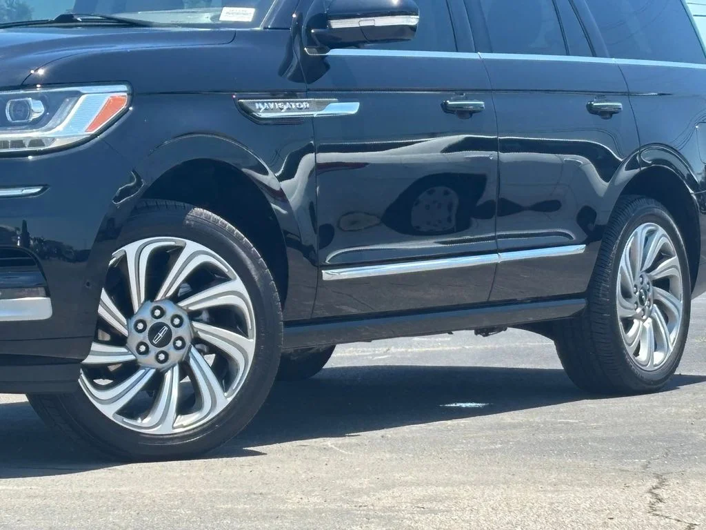 Used 2023 Black Lincoln Reserve image 3