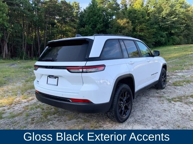 Used 2025 White Jeep Altitude image 10