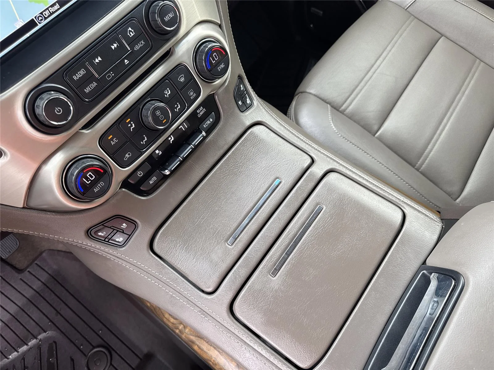 Used 2019 PEPPERDUST METALLIC GMC Denali image 29