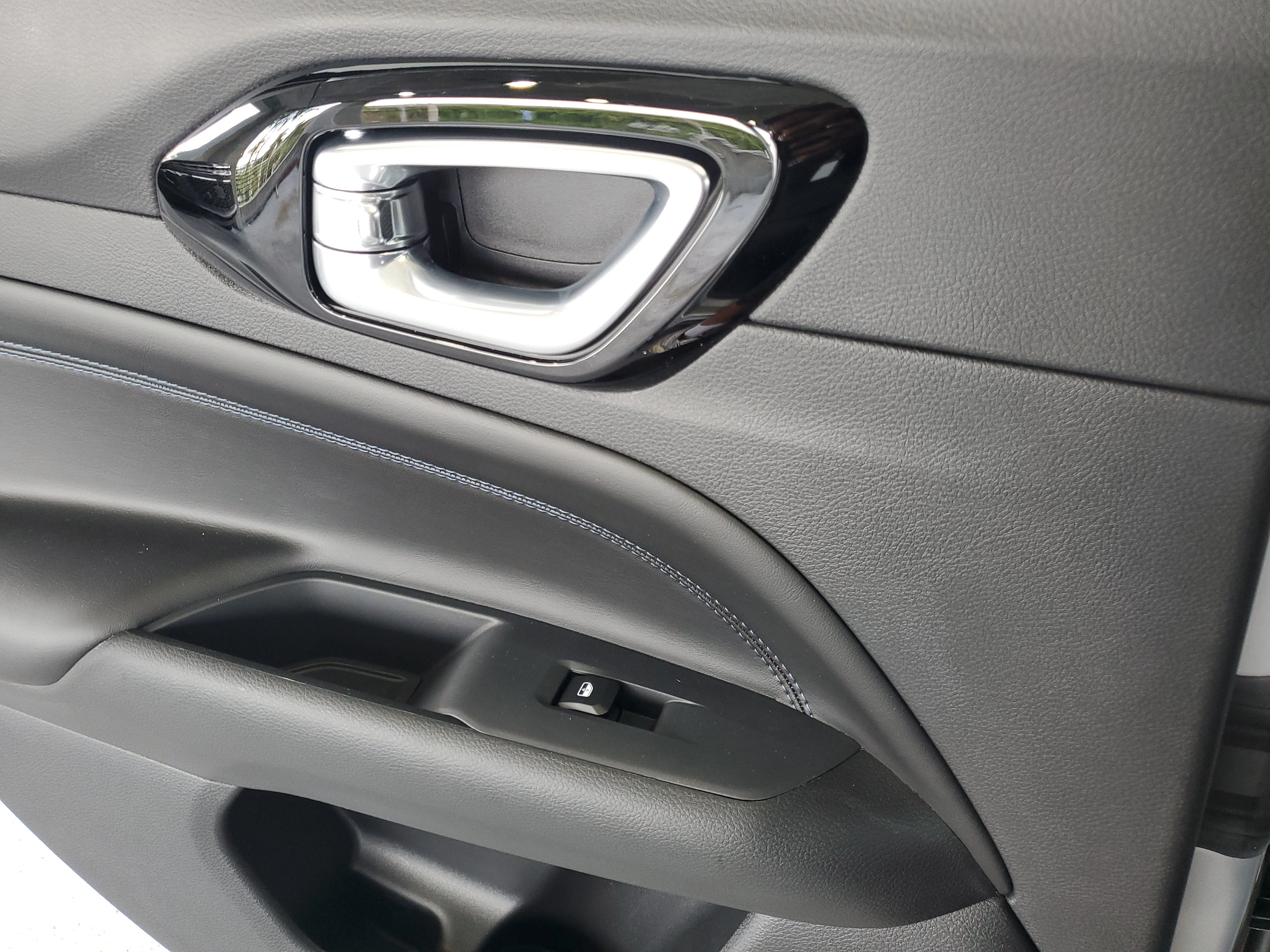 New 2026 Silver Zynith Metallic Clear-Coat Exterior Paint Jeep Latitude Altitude image 12