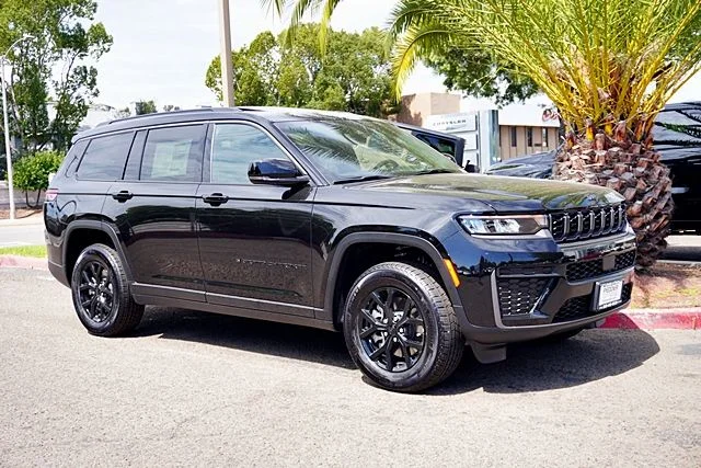 New 2026 Diamond Black Crystal Pearl-Coat Exterior Paint Jeep Altitude image 6