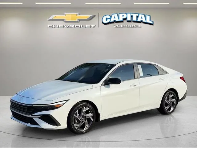 Used 2025 White Hyundai SEL Sport image 1