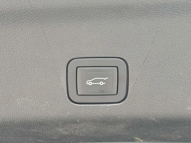 Used 2025 Gray Chevrolet Z71 image 9