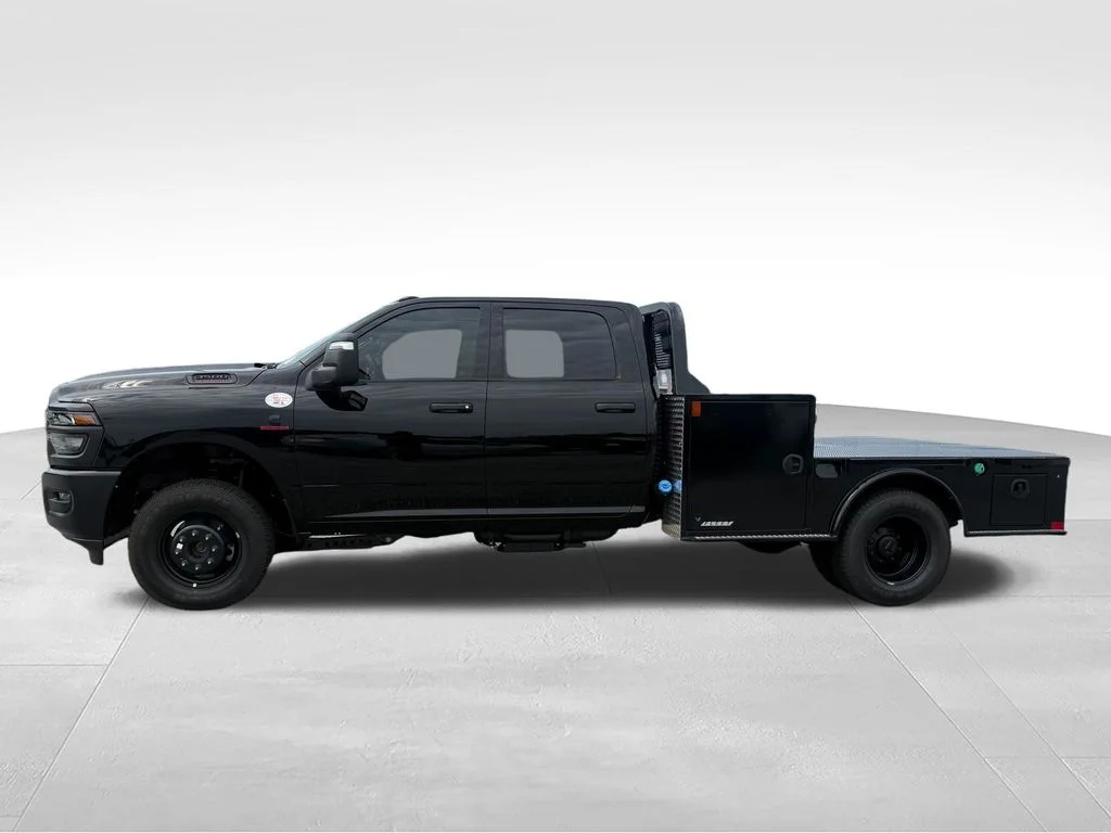New 2026 Diamond Black Crystal Pearl-Coat Exterior Paint RAM Tradesman image 2