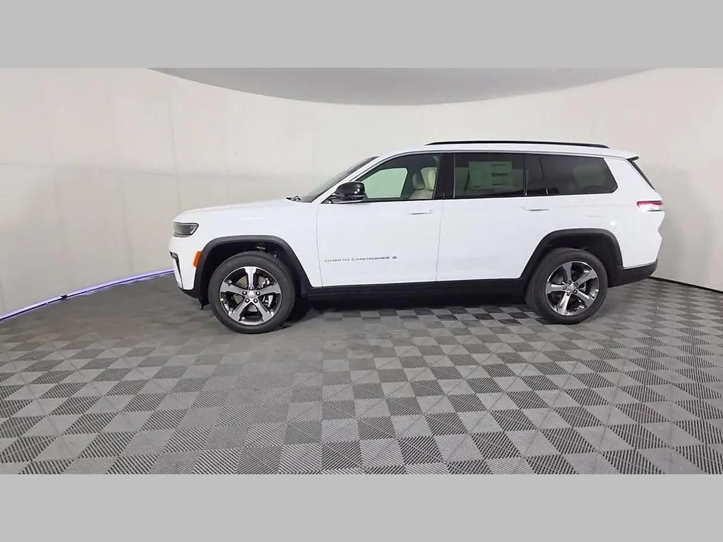 New 2026 Bright White Clear-Coat Exterior Paint Jeep Limited image 34
