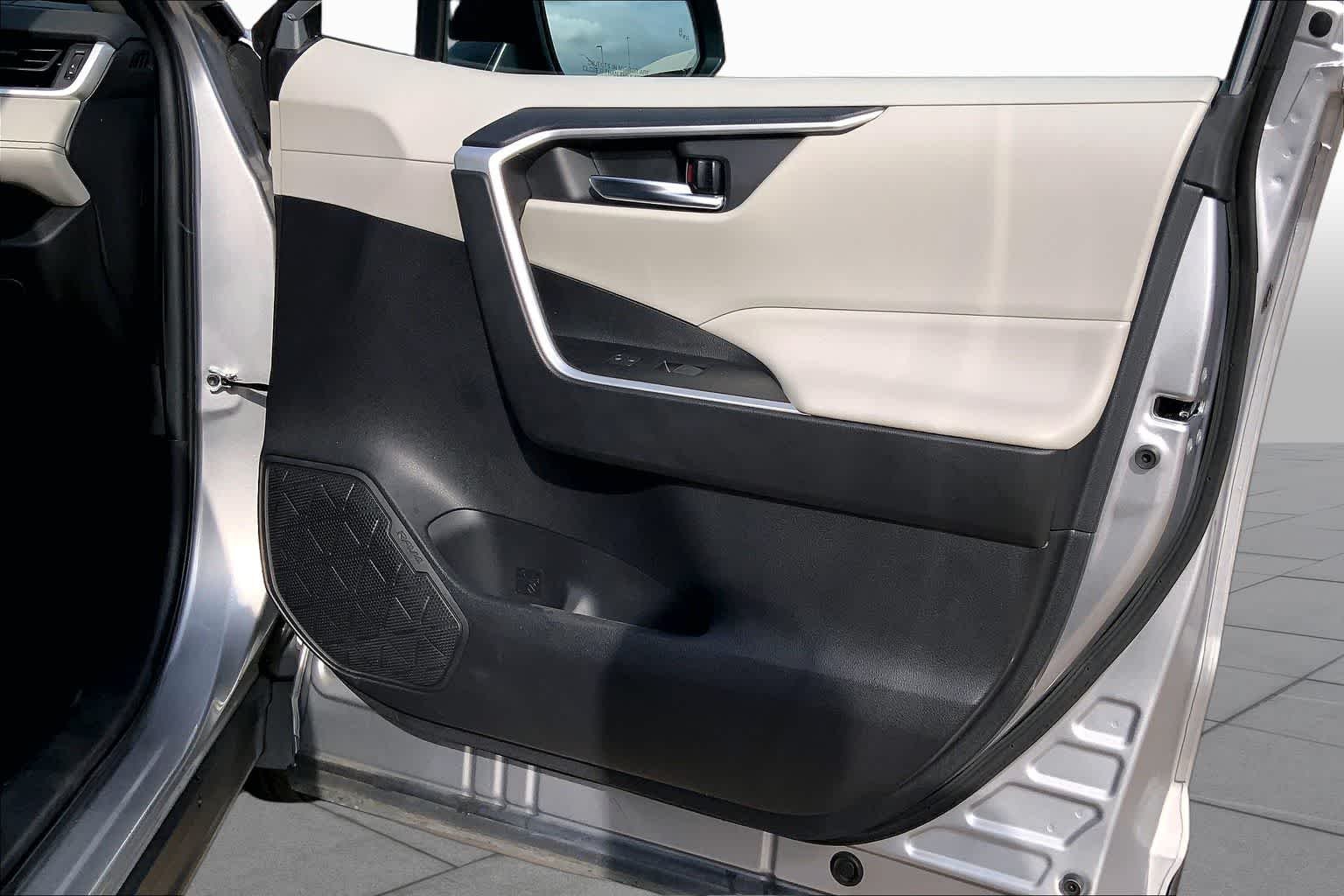 Used 2022 Silver Sky Metallic Toyota Hybrid XLE image 22