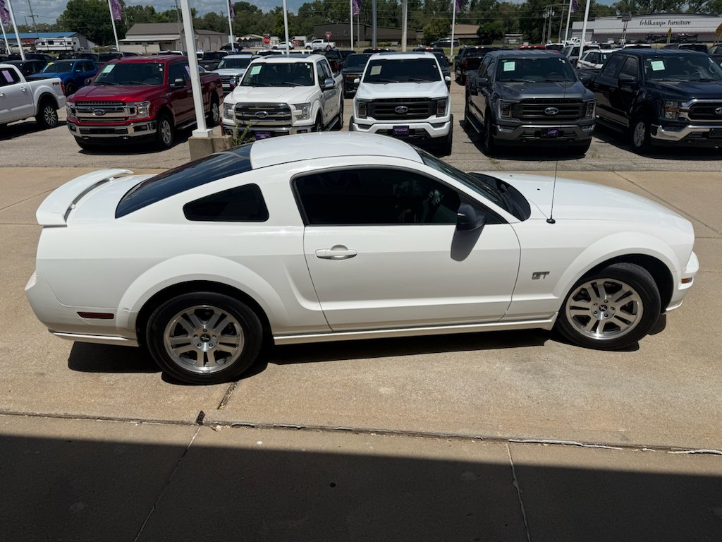 Used 2006 Performance White Clearcoat Ford GT Premium image 10