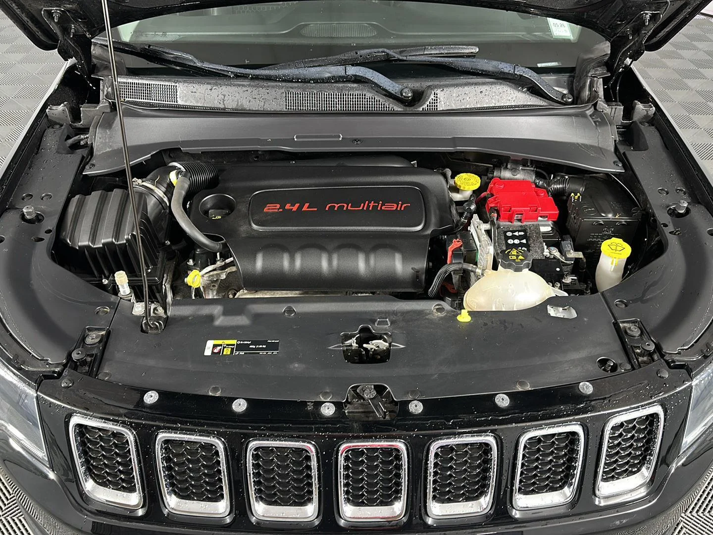 Used 2020 Diamond Black Crystal Pearlcoat Jeep Latitude image 2