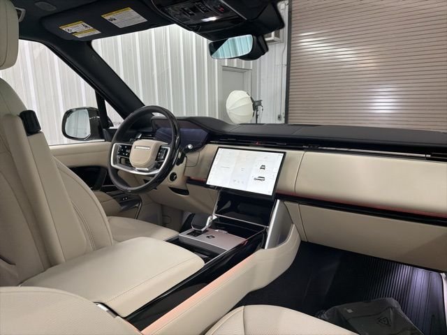 New 2026 Eiger Grey Land Rover SE image 22