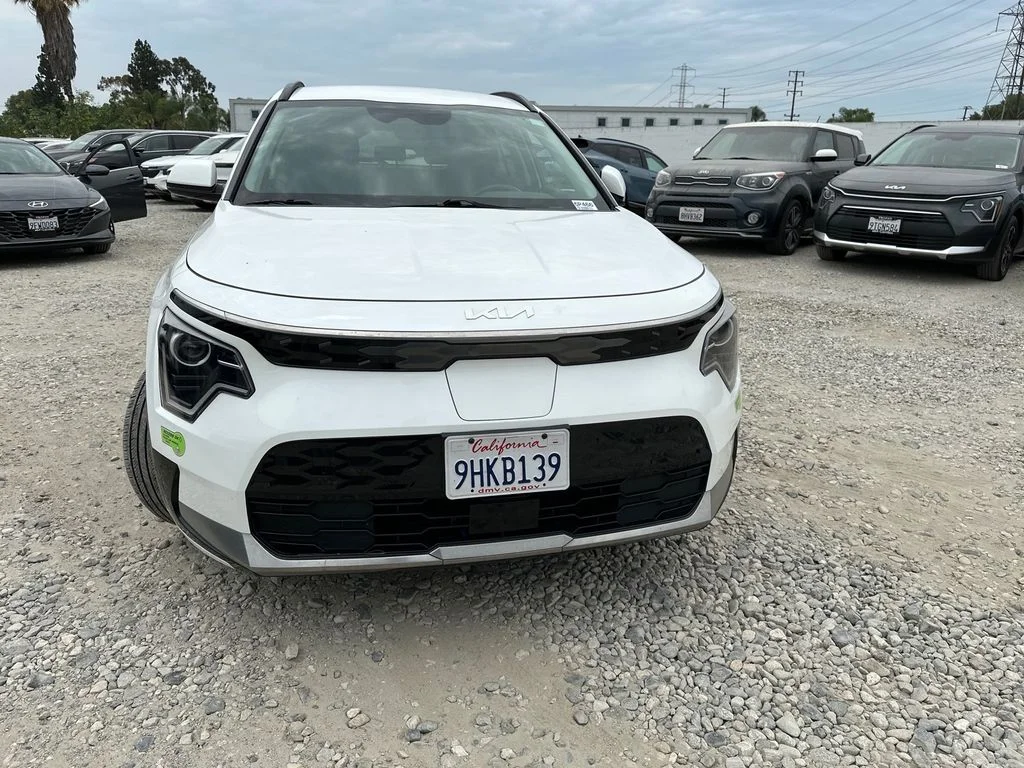 Used 2023 White Kia Wind image 8