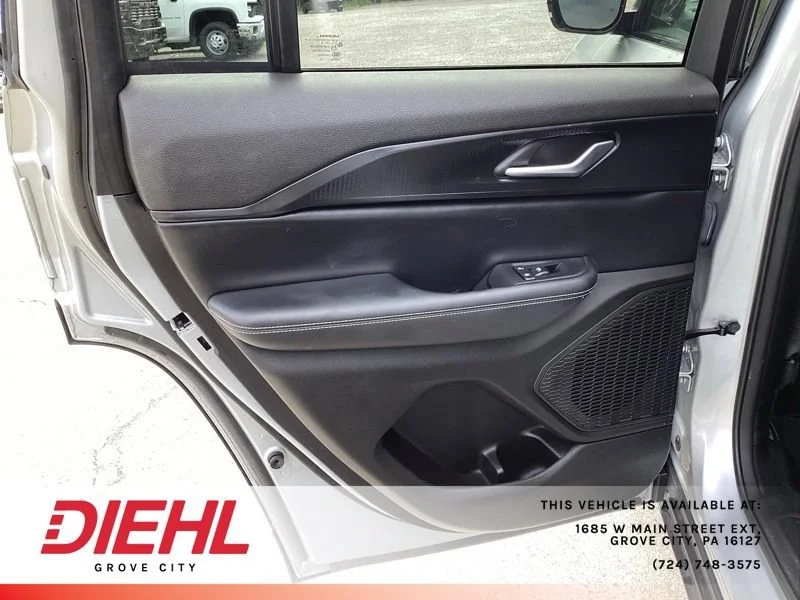 Used 2023 Silver Jeep Altitude X 4x4 image 15