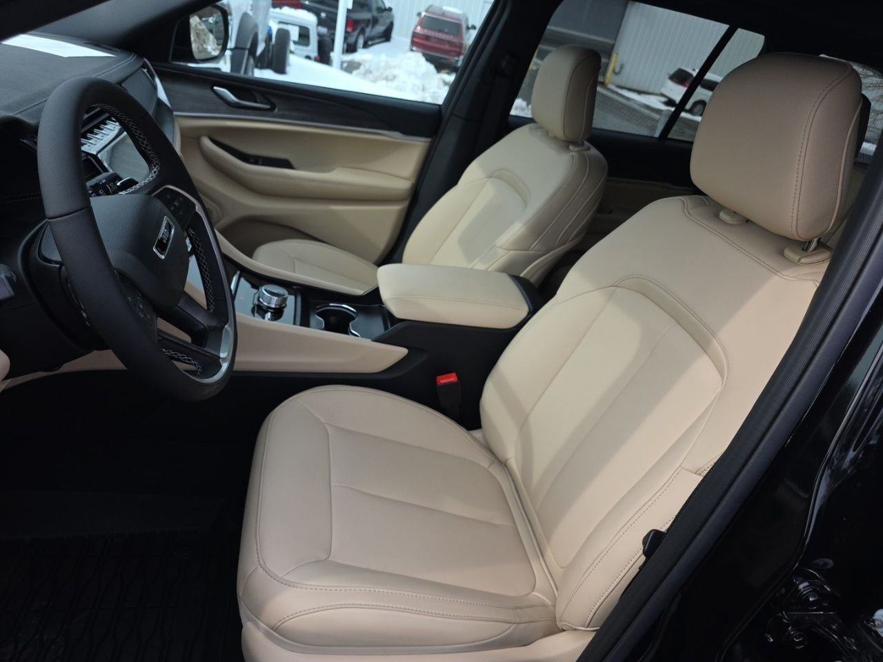 New 2025 Diamond Black Crystal Pearl-Coat Exterior Paint Jeep Limited image 12