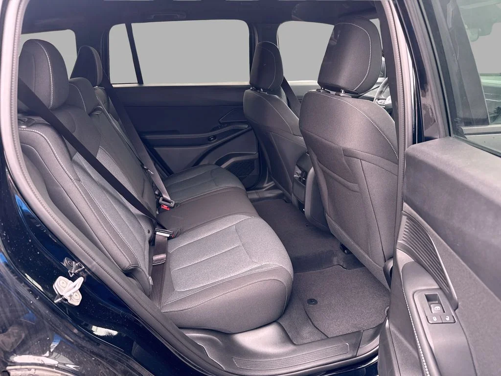 New 2026 Diamond Black Crystal Pearl-Coat Exterior Paint Jeep Laredo image 9