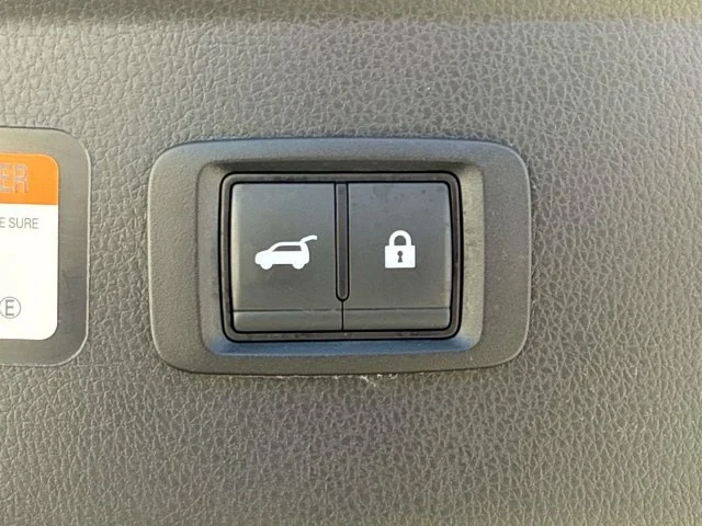 Used 2025 Silver Mitsubishi SE image 16