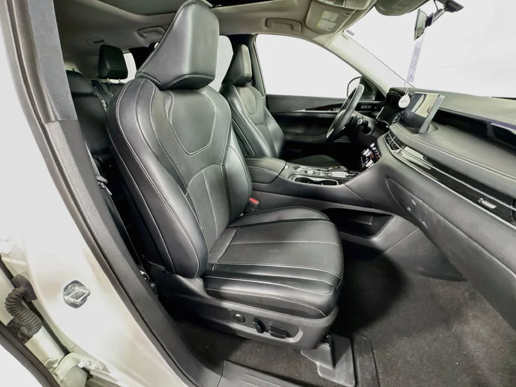 Certified Used 2024 White INFINITI PURE image 40