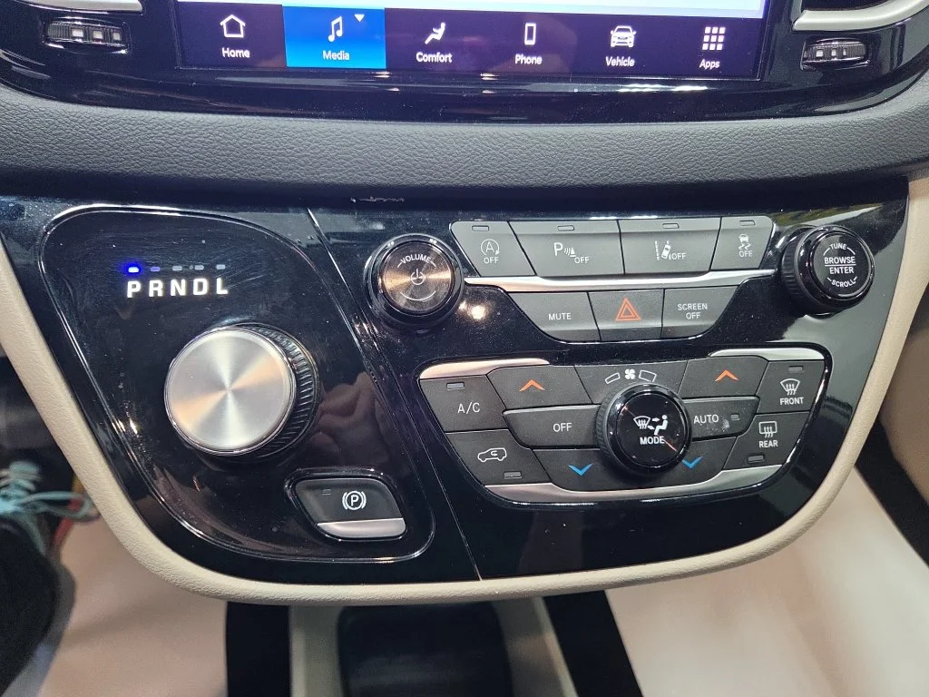 Used 2023 Silver Chrysler Touring L image 37