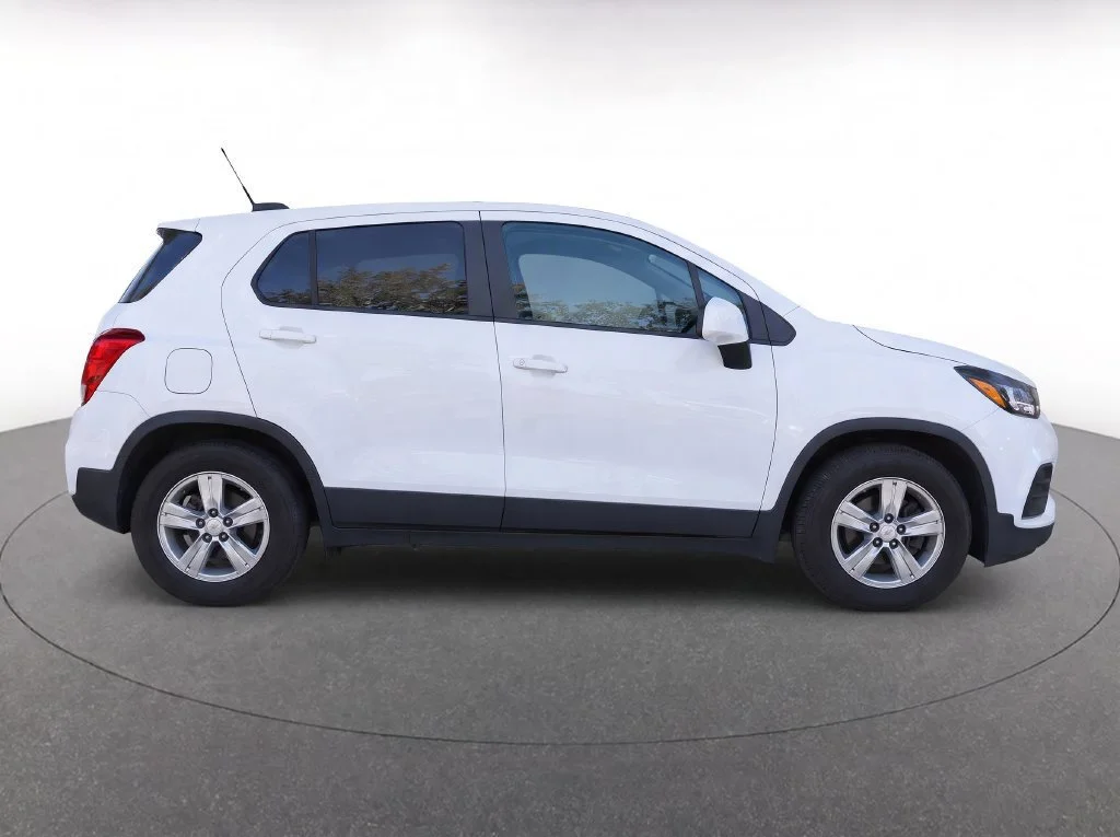 Used 2019 SUMMIT WHITE Chevrolet LS image 8