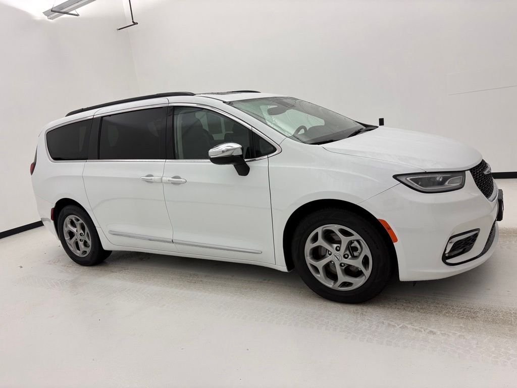 2023 Chrysler Pacifica Limited's photo