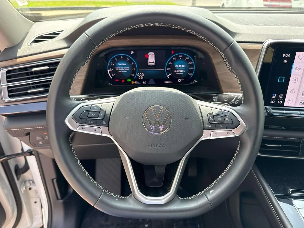 Used 2025  Volkswagen 2.0T SE w/Technology image 20