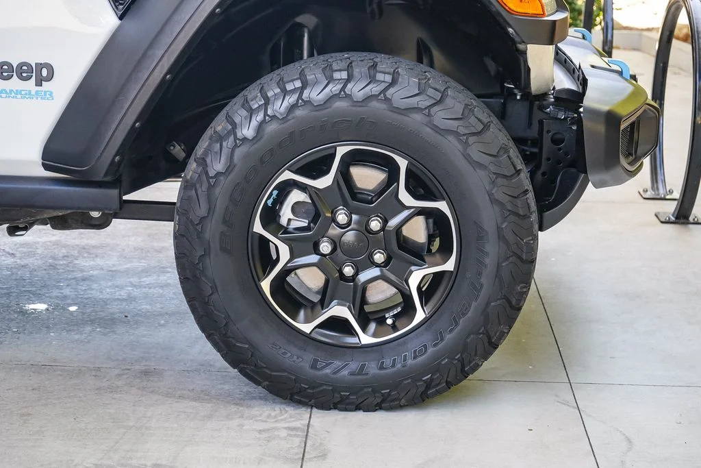 Used 2022 White Jeep Unlimited Rubicon 4xe image 10