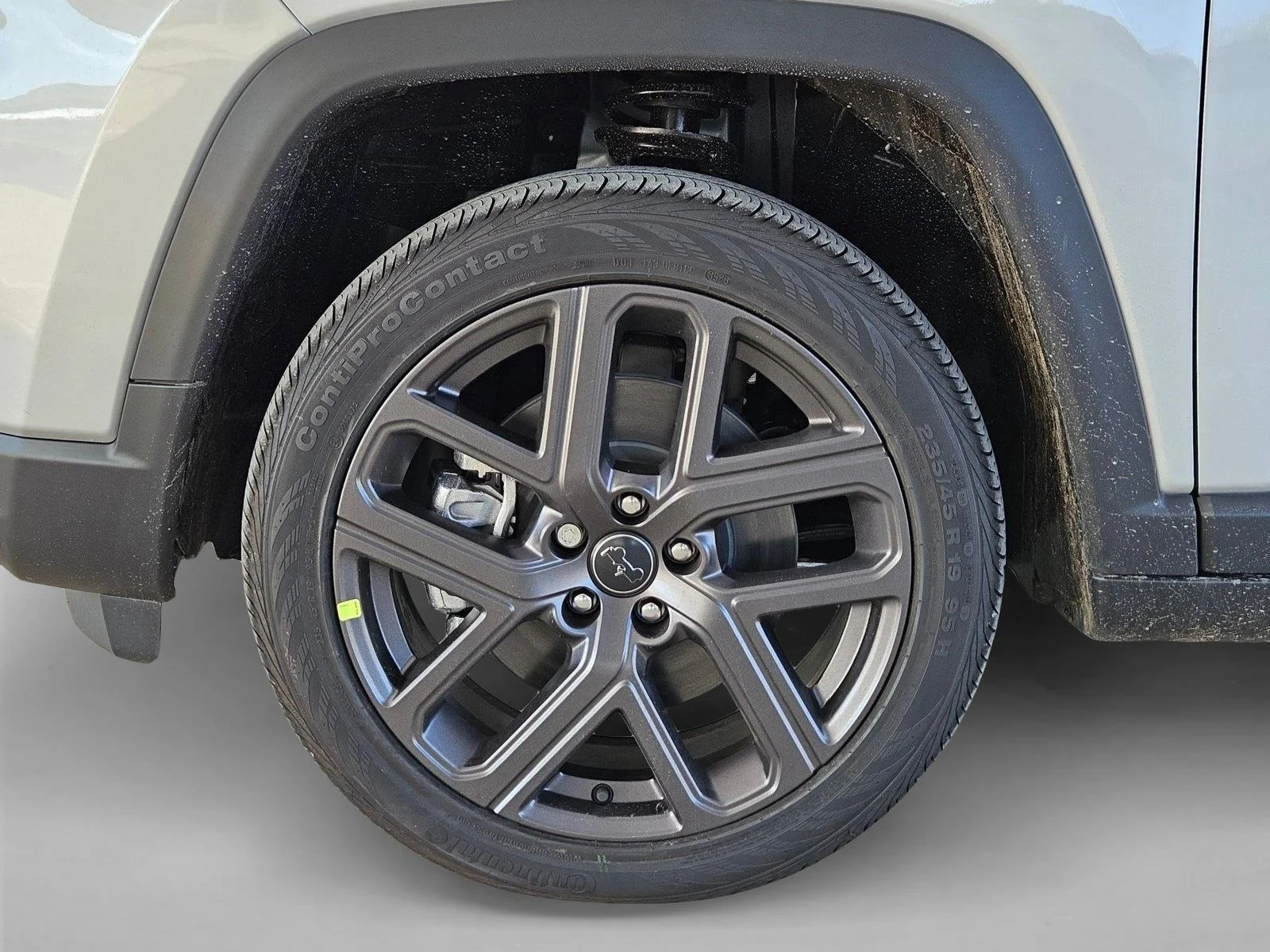 New 2026 Silver Zynith Metallic Clear-Coat Exterior Paint Jeep Latitude Altitude image 10