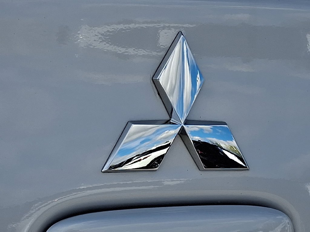 Used 2023 White Diamond Mitsubishi ES image 29