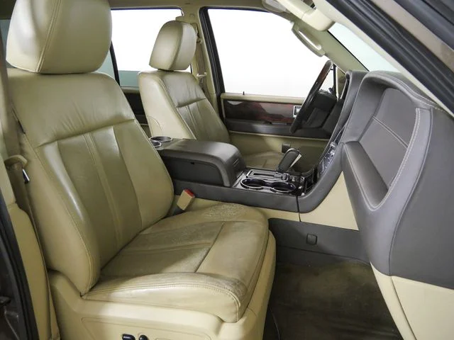Used 2015 Brown Lincoln Base image 13