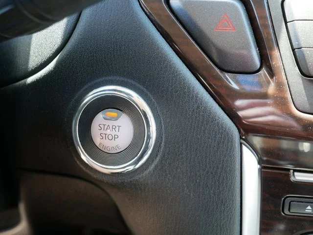 Used 2015 Gray Nissan SL image 32