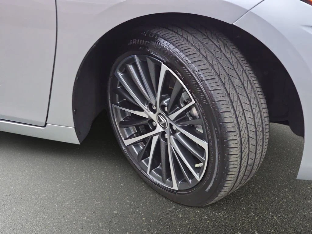 Used 2025 Silver Lexus 300h image 30