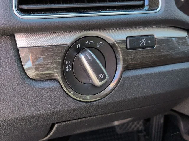 Used 2018 Gray Volkswagen 2.0T SE image 17