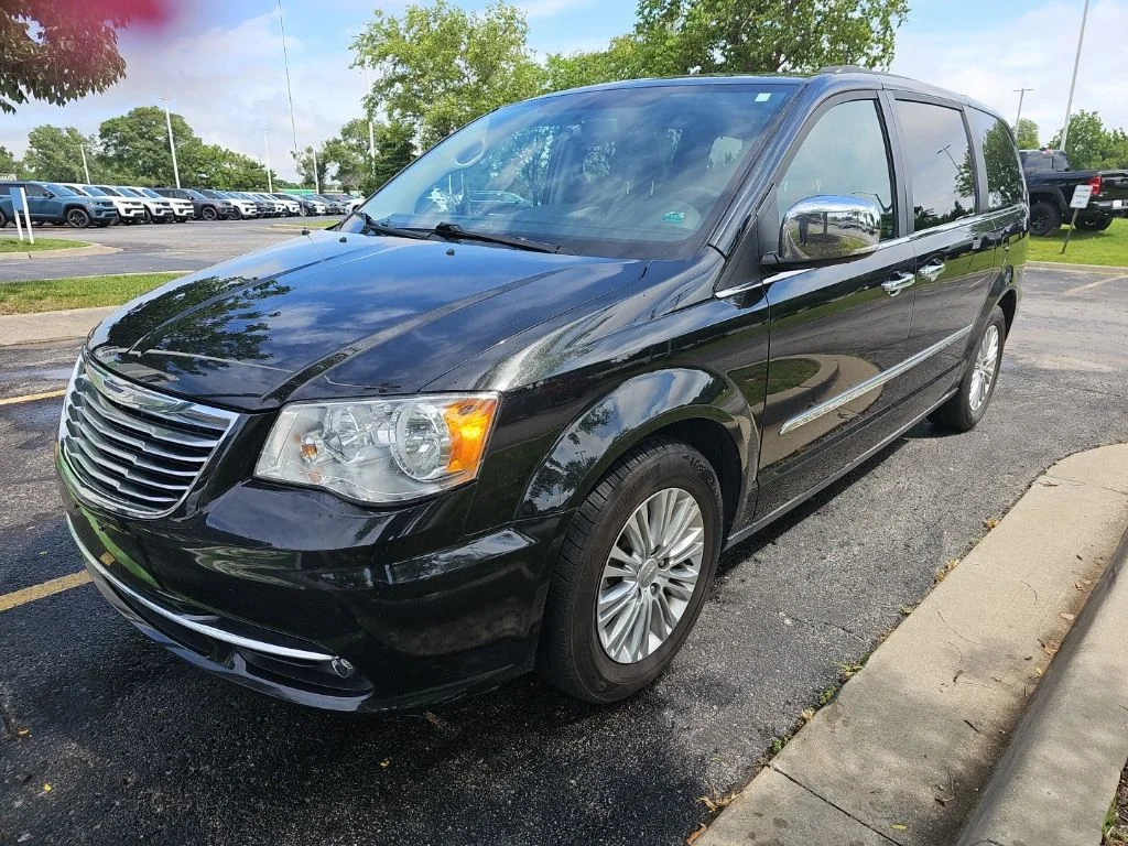 2015 Chrysler Town & Country Touring-L's photo