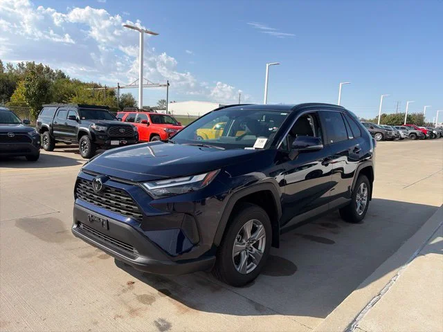 Used 2025  Toyota XLE image 3