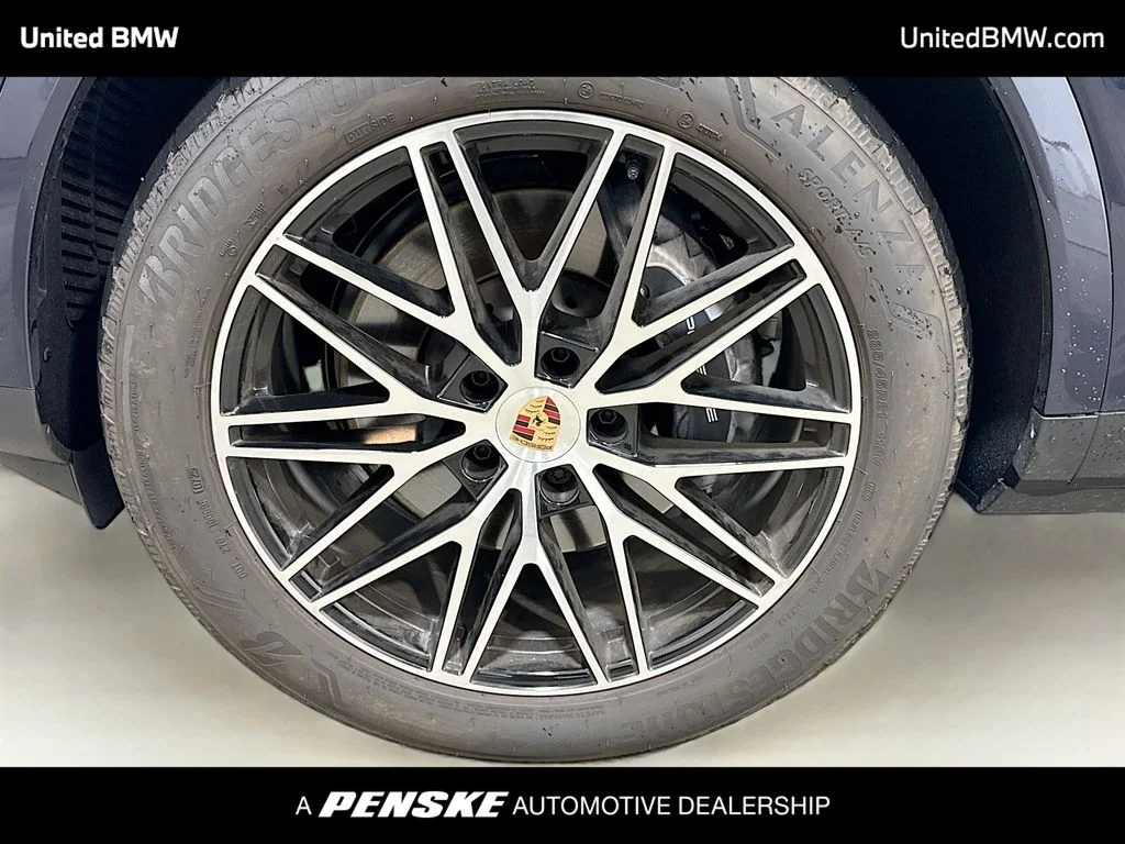 Used 2025  Porsche  image 2