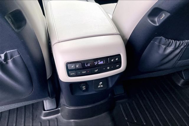 Used 2022 White Hyundai Calligraphy image 31