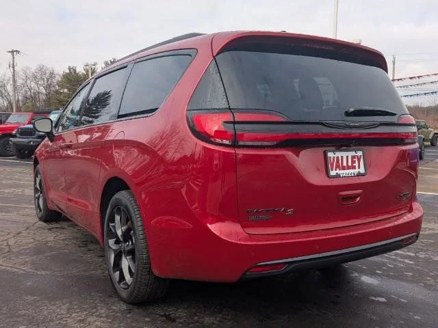 New 2026 Red Hot Pearl-Coat Exterior Paint Chrysler Limited image 4