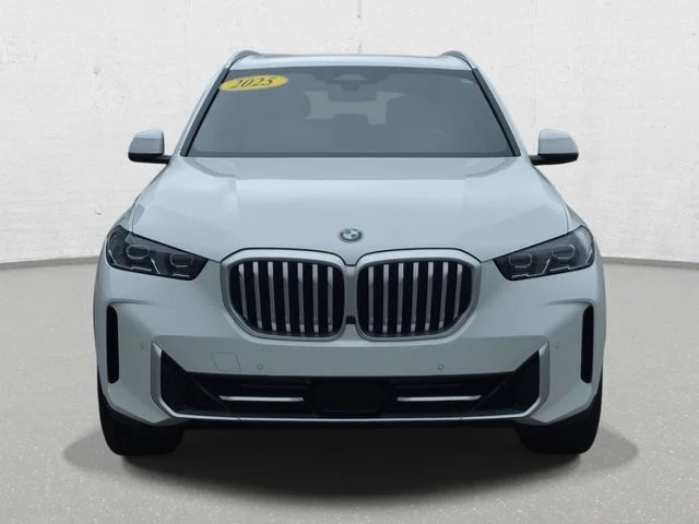 Used 2025 White Metallic BMW xDrive40i image 2
