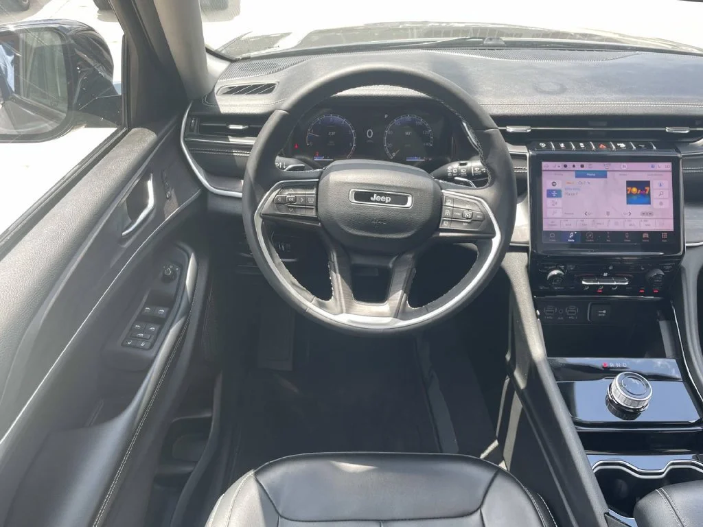 Used 2023 Gray Jeep Limited 4x2 image 11