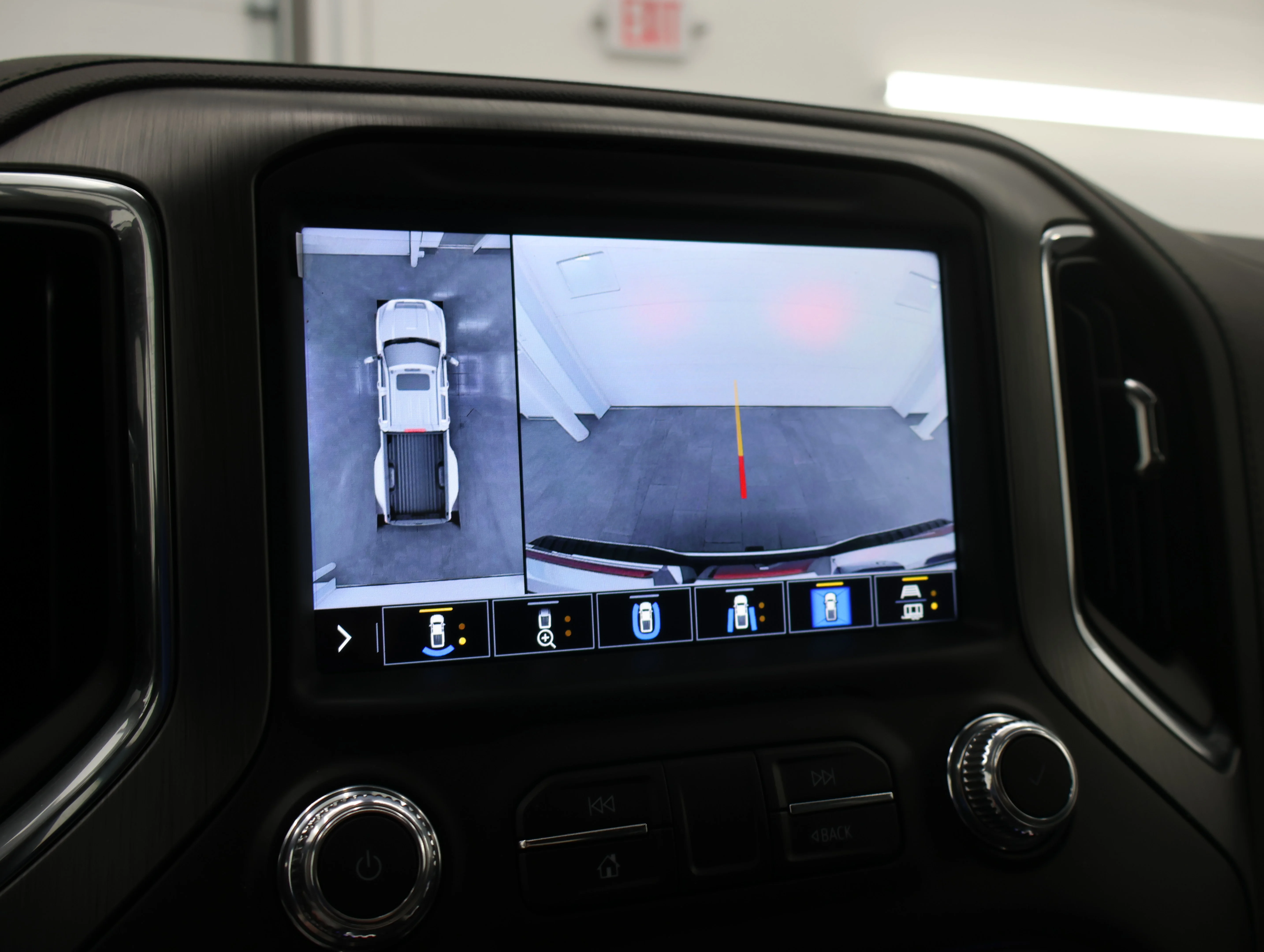 Used 2022 White Frost Tricoat GMC Denali image 17