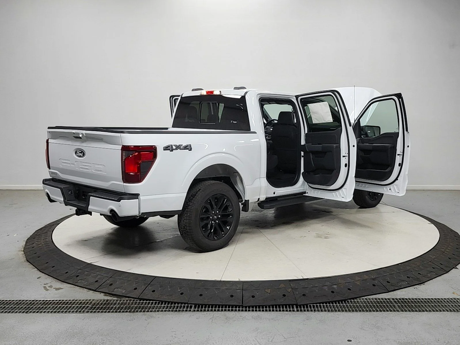 New 2026 Oxford White Ford XLT image 16